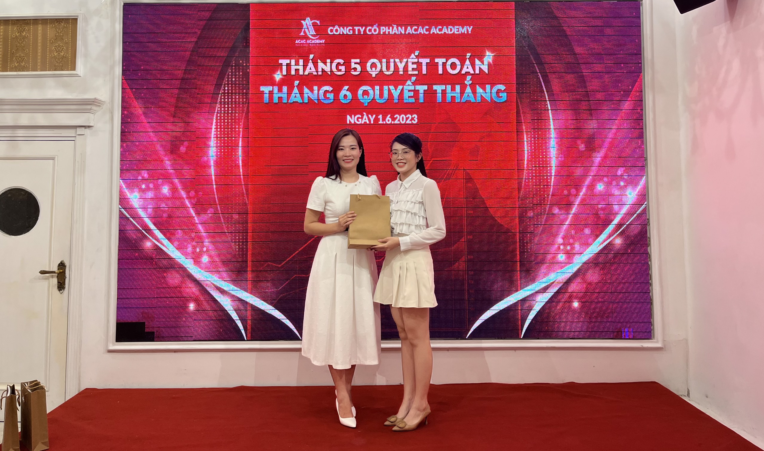Tổng giám đốc Hòa Lê tặng những món quà ý nghĩa cho nhân viên